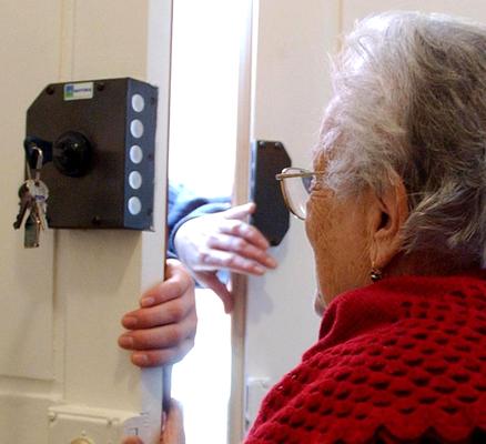 Finge di vendere santini ad anziani. Smascherato politico che era già in campagna elettorale