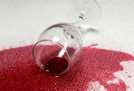 Vende sul web falsi vini: annullate decine di messe già celebrate