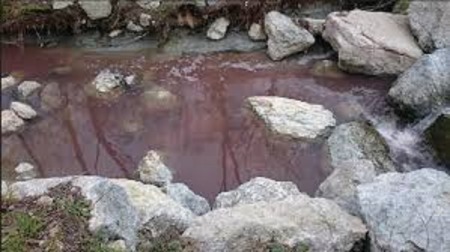 Miracolo a Dogana! L’Ausa si tinge di rosso, è la prima delle 10 piaghe.