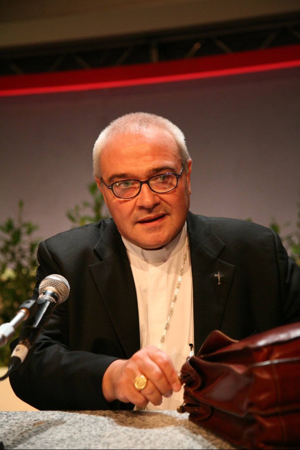 Anonymous oscura centinaia di account legati ad Isis, nel mirino i siti dei fondamentalisti. Preoccupazione per Luigi Negri che voleva aprirsi un&nbsp;blog