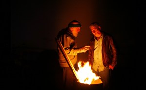 due-uomini-si-riscaldano-col-fuoco-che-fuoriesce-da-un-bidone-a-slab-city-in-californiaorig_main