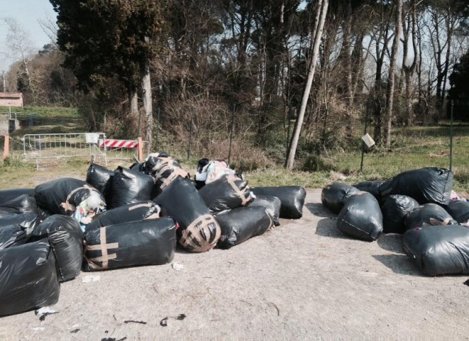 Grande successo per la passeggiata ecologica: recuperati undicimila Sì dei referendum su Fondiss e Libere Professioni abbandonati nelle scarpate