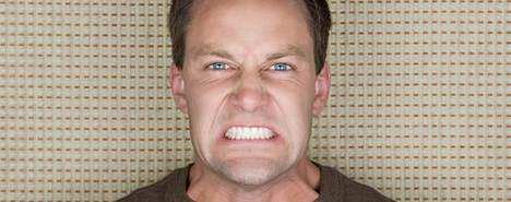 Stringere culo e denti 