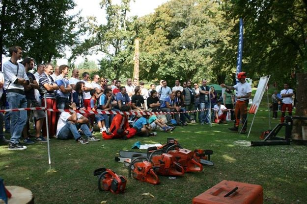 San Marino, in mille armati di motosega per abbattere alberi e chiedere alla Caterpillar di venire ad esibirsi a San Marino