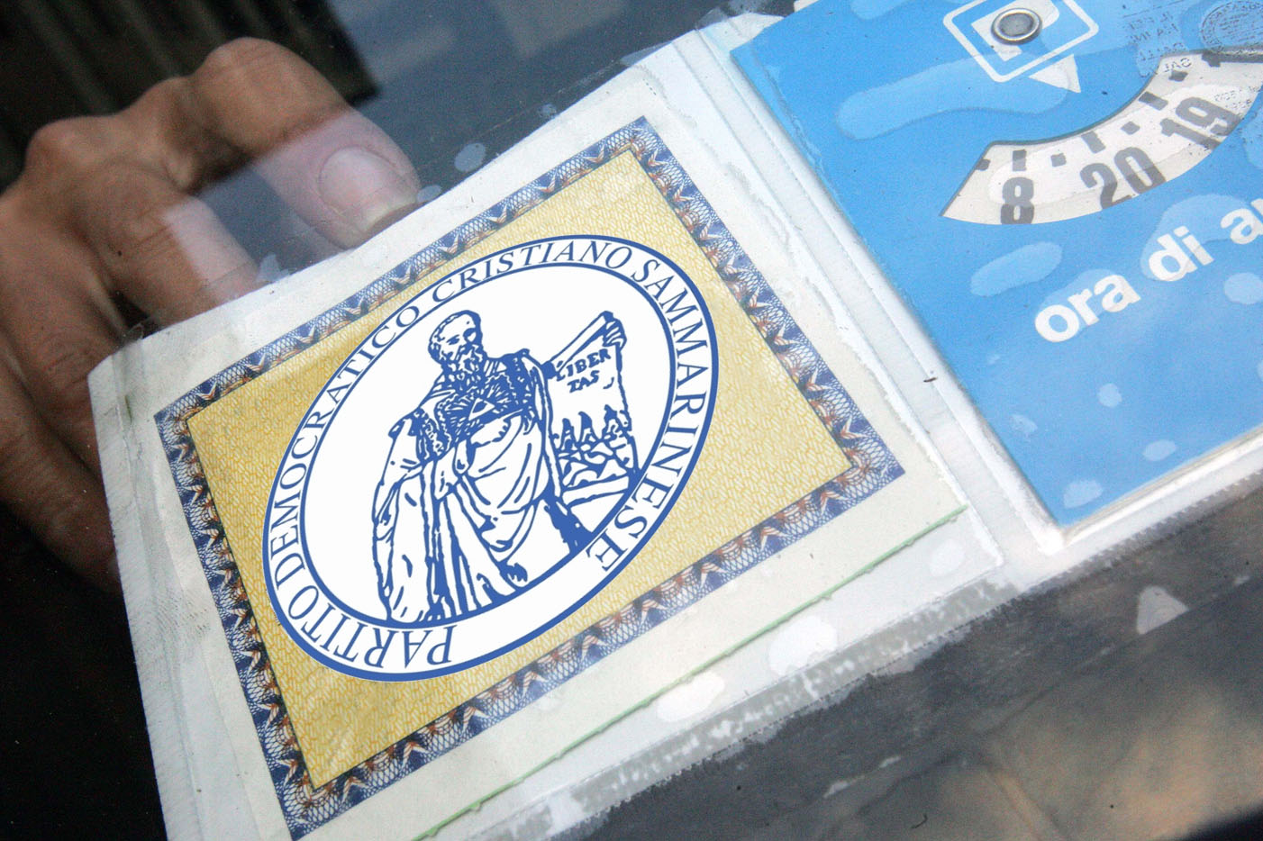 Non si dovrà più esporre il tagliando dell’assicurazione, nella tasca sul vetro andrà infilata la tessera del partito