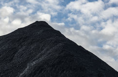 Frana nella notte il monte Titano e sommerge il Palazzo del Governo! Solo all’alba ci si accorge che è una montagna di carbone!
