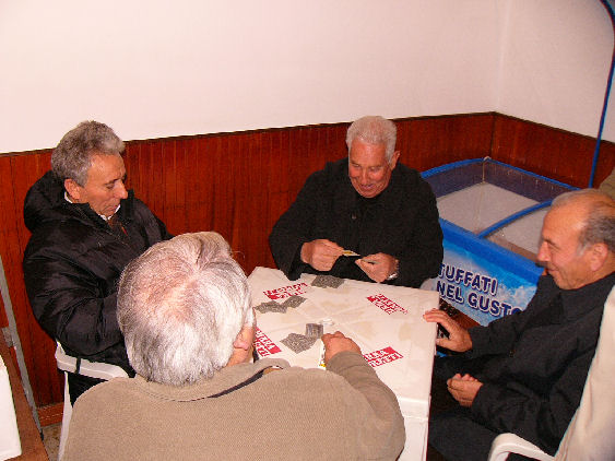 Bastoni! Segni non consentiti durante la partita di briscola, pensionato invoca le telecamere nei bar