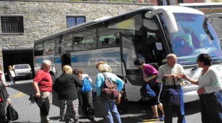 Tornano abbronzati da un viaggio organizzato dalla Csu, scambiati per migranti da giornalista!