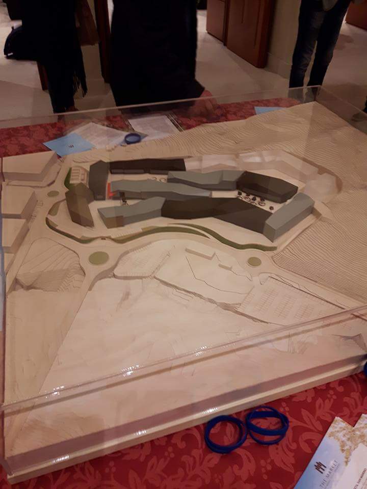 Polo del Lourdes: sfiora il plastico con la mano e guarisce dal&nbsp;torcicollo!