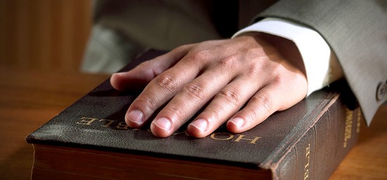 Odissea per i naturalizzati sammarinesi. Giurano per errore su una bibbia in ebraico, diventano tutti&nbsp;israeliani!