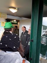 Cronaca: Happening artistico senza permesso dentro al cesso! Interviene la Guardia Ecologica!