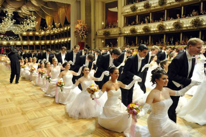 San Marino al debutto. Debi Ton, il corso di Bon Ton per gestire il debito con classe