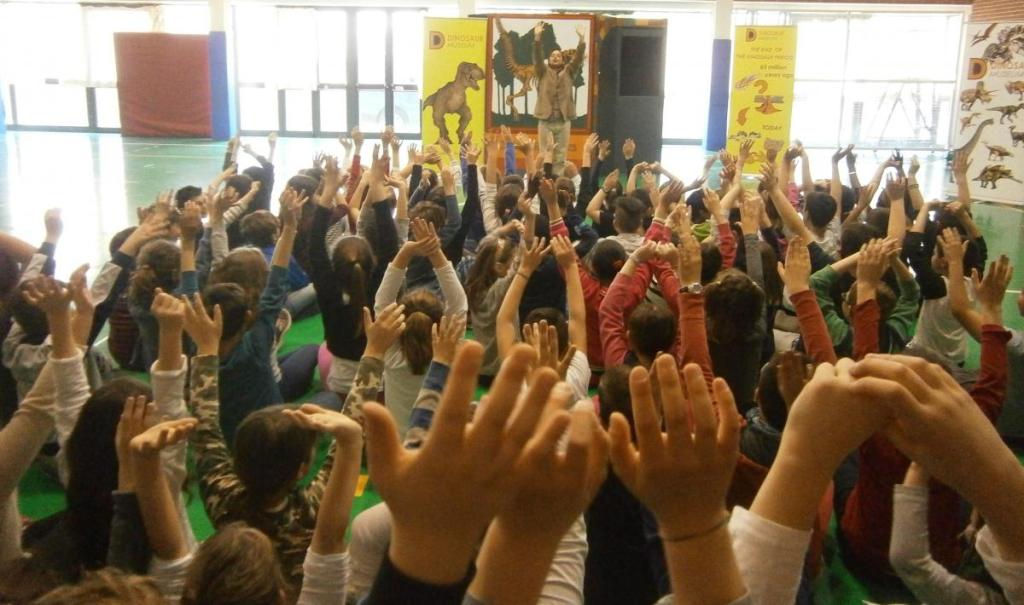 Reggenti nelle scuole, alunni interpretano momenti di vita istituzionale. Un bambino fa il ditino medio:&nbsp;espulso